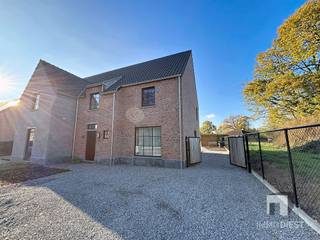 NIEUWBOUWWONING DICHTBIJ CENTRUM TESSENDERLO Dit is een aantrekkelijke nieuwbouw woning gelegen in Tessenderlo, met een totale bewoonbare oppervlakte...