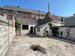 TE KOOP IN RONSE GIGANTISCHE WONING MET ENORM VEEL POTENTIEEL!Bent u op zoek naar een uitzonderlijk ruime woning die u volledig naar eigen smaak kan...