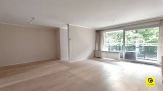 <p><span>Stijlvol en zorgeloos wonen: Lichtrijk 2 slaapkamer appartement te Berchem</span></p><p><span>Bent u op zoek naar een instapklare woning waar ruimte, comfort en een uitstekende ligging samenkomen? Dit prachtige appartement van ca. 100 m² in Berchem biedt u alles wat u nodig heeft. Dankzij de doordachte indeling, de twee heerlijke terrassen en een gunstig EPC-label (B), geniet u hier van een zorgeloze toekomst.</span></p><p><span> </span></p><p><span>Inkom & Leefruimte</span></p><p><span>Bij binnenkomst ervaart u direct de praktische indeling. De inkomhal is voorzien van een apart gastentoilet met handenwasser en biedt de perfecte overgang naar de rest van de woning. Het hart van het appartement is de ruime, zonovergoten woon- en eetkamer. De warme parketvloer zorgt hier voor een huiselijke sfeer en de grote raampartijen zorgen voor een oase van licht.</span></p><p><span> </span></p><p><span>Keuken</span></p><p><span>Aansluitend vindt u de volledig geïnstalleerde keuken. Deze is niet alleen functioneel maar ook een lust voor het oog dankzij het hoogwaardige granieten keukenblad. De keuken is voorzien van alle moderne toestellen (kookplaat, dampkap, oven, microgolf, koelkast, vriezer en spoelbak), waardoor elke maaltijd een plezier wordt om te bereiden.</span></p><p><span> </span></p><p><span>Slaapkamers & Badkamer</span></p><p><span>Aan de achterzijde bevinden zich twee rustige slaapkamers van ca. 17 m² en 12 m². Beide kamers zijn uitgerust met gordijnen en lamellen, zodat u altijd geniet van de gewenste privacy en rust. De badkamer is modern en verzorgd ingericht met een inloopdouche, een dubbele lavabo en een grote spiegel die het ruimtegevoel vergroot. Voor extra comfort is er een handige berging voorzien met de nodige aansluitingen voor uw wasmachine en droogkast.</span></p><p><span> </span></p><p><span>Twee terrassen</span></p><p><span>Een grote troef van dit appartement zijn de twee terrassen. Aan de voorzijde geniet u van een fijn terras met een rustgevend uitzicht op het groen, terwijl het terras aan de achterzijde, direct bereikbaar vanuit beide slaapkamers, de ideale plek is voor een rustig moment in de buitenlucht.</span></p><p><span> </span></p><p><span>Garage & Technisch</span></p><p><span>Het appartement is technisch in uitstekende staat: de elektriciteit is volledig conform (AREI) en het EPC-label B is zeer gunstig. Als kers op de taart heeft u de mogelijkheid om een afgesloten ondergrondse garagebox aan te kopen voor 25.000 euro, waardoor parkeerstress definitief verleden tijd is.</span></p><p><span> </span></p><p><span>Troeven</span></p><p><span>- Instapklaar: Zeer goed onderhouden.</span></p><p><span>- Energiezuinig: Gunstig EPC-label B</span></p><p><span>- Kwalitatieve afwerking: Keuken met granieten blad en conforme elektriciteit.</span></p><p><span>- Buitenruimte: Twee terrassen (voor- en achterzijde) </span></p><p><span>- Extra troef: Optionele afgesloten garagebox in het gebouw.</span></p><p><span> </span></p><p><span>Kortom: een comfortabel en energiezuinig appartement op een uitstekende locatie. Maak vandaag nog een afspraak voor een bezoek en ontdek uw nieuwe thuis!</span></p>