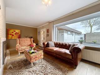 Energiezuinige woning op een centrale ligging bestaande uit een inkomhal met vestiaire en afzonderlijk toilet, gezellige leefruimte (parket)...