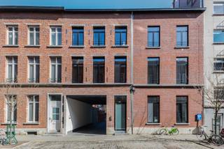 <p><strong><span>VOOR DE SNELLE BESLISSERS!</span><br /><span>ACADEMIEJAAR 2026-2027</span></strong></p>
<p>Op zoek naar een moderne en comfortabele studentenkamer op een toplocatie? Deze volledig gemeubelde studentenkamer in het prestigieuze studentenproject Campus Vital is onmiddellijk beschikbaar.<br /><br />De kamer bevindt zich op de tweede verdieping en is instapklaar. Ze is uitgerust met een bed, bureau, koelkast en ruime kleerkast. Ook verlichting en gordijnen zijn reeds voorzien, zodat je meteen zorgeloos kan intrekken.<br /><br /><br />Daarnaast kunnen bewoners gebruikmaken van een ruime, aangename gemeenschappelijke keuken, voorzien van meerdere kookvuren, eettafels en een gezellige tv-hoek. Het gebouw beschikt bovendien over een binnenkoer en een overdekte fietsenstalling aan de achterzijde.<br /><br /><br />Een ideale uitvalsbasis voor studenten die comfort, sfeer en een kwalitatieve woonomgeving willen combineren.<br /><br /><br />Huurprijs: €735/maand<br />Provisie: €80/maand (gemeenschappelijke lasten + nutsvoorzieningen)<br />Beschikbaar: onmiddellijk</p>