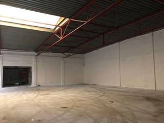 <p>Functional warehouse of approximately 556 sq m located along the Nieuwbrugstraat in Machelen. Excellent location close to Brussels, the ring road (R0) and Zaventem airport.<br /><br />Storage/production space of ±556 sq m<br />Easy access via sectional door<br />Parking and manoeuvring area on site<br />Available immediately<br /><br />Rent: €4,000/month<br />Interested? Contact Structura Business Property at 02.462.32.00 to arrange a viewing.</p>