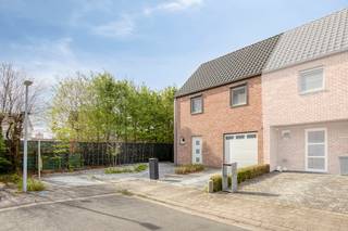 Halfopen huis te koop in Ieper met 3 kamers, garage en tuin. Deze woning van 2014 is volledig afgewerkt en instapklaar. Ideaal voor wie op zoek is naar een woning zonder werk. Gelegen in de Zesde-Lansierslaan 12C op fietsafstand van het centrum van Ieper, op een mooi perceel van 441m².INDELINGGelijkvloers: Inkomhal met apart toilet - woonkamer voorzien van zithoek met TV wandmeubel op maat, eetplaats en open leefkeuken - praktische berging/wasplaats - garage met extra bering - zonnige tuin met terras, tuinhuis en uitweg naar de straat - twee private parkeerplaatsen voor de woning.Eerste verdieping: Master-bedroom met inbouwkasten - twee slaapkamers - ruime badkamer met lavabomeubel, douche, ligbad en toilet.Verder heeft deze woning nog een erg ruime zolder.TROEVENRustig gelegenBouwjaar 2014Gunstig EPC Elektriciteit conformAirco met warmtepompMaatkasten Elektrische rolluiken De eigendom wordt aangeboden via de Pre-sale formule. Op 09/05/2026 tussen 10:00 en 12:00 kan u de woning op afspraak komen bezichtigen en een bod uitbrengen. De vermelde prijs is een instelprijs. Voor meer info, gelieve contact op te nemen met de dossierverantwoordelijke.Bestuursmaatregelen in het maatregelenregister: nee