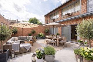 <p><span><strong>2,9% HUURRENDEMENT | ENERGIEZUING GELIJKVLOERS APPARTEMENT MET GROOT TERRAS OP TOPLIGGING IN HARTJE TIELT</strong></span><br /><span>In hartje Tielt, vinden we dit kwalitatief (bouwjaar 2014) gelijkvloers appartement, vlakbij bakker, slager, supermarkt, scholen, restaurants en openbaar vervoer, doch met rustige ligging. Met een bewoonbare oppervlakte van maar liefst 130 m² kan men genieten van een prachtige ruime en lichtrijke leefruimte met open keuken, 2 slaapkamers en voldoende bergruimte. Daarnaast kan men volledig tot rust komen op het grote privéterras van maar liefst 60 m². Met een huurrendement van 2,9 % is dit de ideale investeringseigendom maar ook voor eigen bewoning heel interessant.</span><br /><span>Kijkdag op afspraak zaterdag 29 augustus, mail of bel om jouw afspraak vast te leggen.</span></p><p><br /><span><strong>INDELING: </strong></span><br /><span>We komen binnen in de inkomhal met rechtstreekse toegang tot de zeer ruime leefruimte met open keuken. De leefruimte geniet grote raampartijen die zorgen voor veel natuurlijk lichtinval. De open keuken is voorzien van alle comfort (kookplaat, dampkap, spoelbak, vaatwasmachine, oven, microgolfoven) en geniet aansluitend een grote berging met aansluiting wasmachine. Verder zijn er 2 ruime volwaardige slaapkamers waarvan 1 met zicht op het terras van maar liefst 60 m² die mag worden afgesloten. Het appartement geniet tevens een uitgeruste badkamer met zowel bad als douche, lavabo met meubel en toilet. Tot slot kan men nog aansluitend een garage bijkopen voor 28.000 euro. Dit uitgerust met kraantje, elektriciteit en een geautomatiseerde sectionale poort. </span></p><p><br /><span><strong>TROEVEN: </strong></span><br /><span>- Topligging</span><br /><span>- 130 m² bewoonbare opp.</span><br /><span>- Terras van 60 m²</span><br /><span>- Energiezuinig</span><br /><span>- Garage</span><br /><span></span></p>
