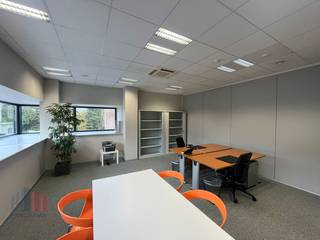 Deze kantoorruimte van 27 m² is gelegen in een modern ondernemingscentrum met een uiterst strategische ligging langs de N9, op slechts 50 meter van...