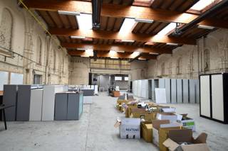 Deze twee magazijnen, samen goed voor maar liefst 1.459 m² opslag- en bedrijfsruimte, zijn uitstekend gelegen in centrum Bissegem, met een vlotte verbinding naar de E17 en E40. Een ideale uitvalsbasis voor logistiek, opslag of diverse bedrijfsactiviteiten.<br /><br />De eerste ruimte omvat 891 m² en is verwarmd, met een aparte bureauruimte die zorgt voor een aangename en efficiënte werkomgeving. De tweede ruimte beslaat 568 m² en is bijzonder praktisch ingericht voor professioneel gebruik.<br /><br />Beide magazijnen beschikken over toegang langs voor- en achterzijde, waardoor laden en lossen vlot en flexibel verloopt. Bovendien is er ruime parkeergelegenheid voorzien voor meerdere auto’s en vrachtwagens, zowel vooraan als achterliggend het gebouw.<br /><br />Elektriciteit, water en verwarming zijn aanwezig, waardoor het geheel onmiddellijk operationeel is.<br /><br />Kortom, een veelzijdig en strategisch gelegen bedrijfscomplex met sterke bereikbaarheid en praktische voorzieningen.<br /><br />Interesse? Contacteer ons gerust voor meer informatie of een bezoek ter plaatse.<br />Onze ref. DEV4888