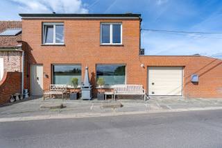 - Ideale ligging in Ledegem: Sint-Eloois-Winkelstraat 113<br />- Instapklare halfopen woning<br />- Lichtrijke leefruimte <br />- Uitgeruste keuken met eetplaats<br />- Grote veranda<br />- 2 slaapkamers<br />- Badkamer met dubbele wastafel en douche<br />- Inpandige, diepe garage<br />- Tuin met omheining en tuinhuis<br />- Gunstig EPC: 126 kWh/m²/jaar, label B (UC: 3938105)<br />- Zonnepanelen, thuisbatterij en airco<br />- Richtprijs: € 195.000