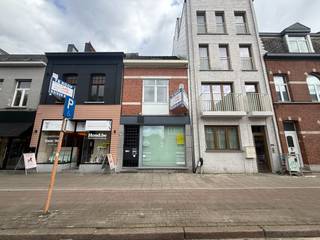 Commercieel gelijkvloers op supercentrale ligging in het winkelcentrum van Brasschaat. Enkel te huur als pop-up!<br /><br />Het gelijkvloers geniet een oppervlakte van +/- 66 m² en is voorzien van sanitair en kitchenette.<br /><br />Individuele nutsvoorzieningen voor gas en elektriciteit.<br /><br />Onroerende voorheffing ten laste van de huurder.