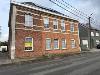 Ruime gezinswoning met 4 slaapkamers en grote tuinVia de inkomhal betreden we de woning, met aansluitend een gastentoilet met lavabo. Vanuit de...