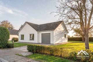Bent u op zoek naar een mooie bungalow in een rustige groene omgeving, met uitzicht op een landelijke omgeving ? Dan is dit misschien wel uw kans ! De inkomhal vormt tevens de centrale as doorheen gans de woning, en ze verbindt alle leefruimtes met elkaar. Als eerste kom je in een aangename leefruimte, waar de natuurlijke lichtinval voor een comfortabel gevoel zorgt. In de donkere maanden zorgt de inbouwhaard voor extra gezelligheid. De aanpalende keuken is praktisch ingericht, en deze is ook bereikbaar vanuit de ruime inpandige garage. Vooraan de woning vinden we de drie mooie slaapkamers terug, net als de badkamer en een apart toilet. Rond de woning beschik je over een mooie ruime tuin, met achteraan dus uitzicht op een heel mooie omgeving waar je van de mooiste zonsondergangen kan genieten, elke dag opnieuw. Inschrijven via mail naar tommy@immo-home.be, geen telefonische inschrijvingen! Volg ons op Fb en Insta. Voor meer info: www.immo-home.be. GRATIS SCHATTING &amp; GRATIS FINANCIEEL ADVIES