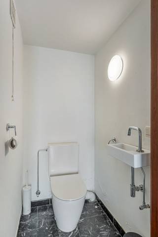 Deze goed gelegen woning onderging reeds een aantal belangrijke renovaties waaronder de omschakeling van stookolie naar gas(2014), een...