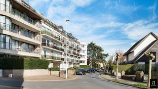 Spacieux appartement d'une chambre offrant une vue dégagée sur les villas environnantes, situé dans l'une des plus belles rues de Knokke...