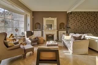 Une belle résidence cachée à Essen. Derrière une façade commerciale se cache cette maison étonnamment calme avec un beau jardin et une entrée...