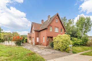 Deze te renoveren woning is gelegen aan de steenweg tussen Hasselt en Tongeren. Alle dagelijkse behoeften bevinden zich in de directe omgeving. Even ontsnappen aan de drukte? Natuurgebied Nietelbroek is gelegen op een steenworp. <br />De woning vraagt een renovatie om te voldoen aan de huidige (energetische) normen. De gelijkvloerse verdieping bestaat uit een eet- en zitplaats (deze kunnen afgescheiden worden d.m.v. een dubbele deur) en een keuken. Op de eerste verdieping zijn er 3 slaapkamers en een badkamer. De zolderverdieping is bereikbaar via een uitschuifbare trapladder. Verder is de woning deels onderkelderd. <br />Via de overdekte koer kom je aan 2 werkplaatsen die verbonden zijn d.m.v. een zolder. De tuin geeft uit op de fruitboomgaarden. <br /><br />Interesse? 011/873307 of info@puur-groep.be