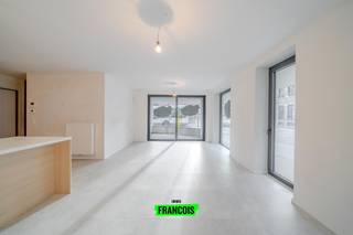 Dit lichtrijk appartement wordt betreden via de gemeenschappelijke inkomhal waar ook de brievenbussen terug te vinden zijn. Via de inkomhal komt men in de lichtrijke leefruimte. Hier bevindt zich ook de open keuken die voorzien is van een combi-oven, vitro-keramische kookplaat, dampkap, koelkast, vaatwasmachine en een spoelbak (AEG toestellen). Verder zijn er 2 slaapkamers, een apart toilet, een badkamer voorzien van een lavabo en inloopdouche en een bergruimte waar tevens ook alle technieken toekomen. <br /><br />Dit rustig gelegen appartement beschikt over een terras van 10,8 m².<br /><br />Vervolgens heb je ook nog een gemeenschappelijke fietsenberging en heb je de mogelijkheid tot het bijkopen van een staanplaats en extra berging.<br /><br />Ook is er de mogelijkheid om dit appartement om te toveren naar een kantoorruimte mits een functiewijziging.<br /><br />Bent u opzoek naar een ideale investering of naar een instapklaar appartement? Dan is dit een unieke kans! Aarzel dan niet en contacteer ons voor meer informatie.<br /><br />Aandacht aan investeerders! Elk appartement biedt een goed rendement én de eerste verhuring is gratis!<br /><br />