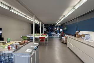 <strong>Magazijnruimte </strong>met een oppervlakte van <strong>795 m² </strong>en een <strong>kantoorruimte </strong>van <strong>398 m² </strong>op een<strong> perceel van 1.784 m² , </strong>te koop.<br />Uitstekend gelegen op slechts 2 km van de E40-op- en afrit<strong> </strong>21 in Sterrebeek, met een vlotte verbinding naar de <strong>Leuvensesteenweg</strong> en het knooppunt <strong>E40/R0 </strong>in Sint-Stevens-Woluwe (2,4 km). Gelegen in het hart van de Zaventemse KMO-zone.<br /><br />Het magazijn in betonstructuur biedt een vrije hoogte van <strong>4,70 m</strong> onder balk, <strong>5,50 m </strong>onder dak en is voorzien van 2 laadkades, een grote sectionale poort (4 m B x 4,2 m H), aangevuld met een polybetonvloer, lichtstraten voor natuurlijk daglicht, energiezuinige LED-verlichting en een nieuwe gasverwarming.<br /><br />Aansluitend bevindt het instapklare kantoor zich op het gelijkvloers, ingericht met vergaderzalen, comfortabele bureauruimtes, een eetruimte met kitchenette, douches en sanitaire voorzieningen. De ruimtes zijn voorzien van LED- en TL-verlichting en airconditioning voor het juiste werkcomfort.<br /><br />De site is volledig verhard en omheind, met ruime parkeermogelijkheden, ideaal voor medewerkers en bezoekers.<br /><br />Contacteer <strong>PANORAMA B2B</strong> voor bijkomende inlichtingen of een vrijblijvend plaatsbezoek<strong> 0477 30 40 05</strong>