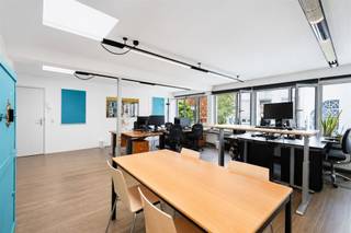 <p><span>Op zoek naar een royale, rustig gelegen en uiterst functionele werkplek in het centrum van Antwerpen.</span></p><p><span>Deze unieke achterbouw aan het Kipdorp biedt in totaal maar liefst 293 m² aan professionele kantoorruimte, perfect verdeeld over twee identieke, onafhankelijke verdiepingen. </span></p><p><span>De ideale match voor bedrijven die rust zoeken zonder in te boeten op een centrale, vlot bereikbare ligging.</span></p><p><span> </span></p><p><span>Indeling</span></p><p><span>1ste verdieping: </span></p><p><span>- Kantoorruimte </span></p><p><span>- Multifunctionele aparte ruimte:</span><span> Ideaal in te richten als professionele vergaderzaal, inspirerende ontspanningsruimte/refter of als extra afgesloten directiekantoor.</span></p><p><span>- Grote, afgescheiden </span><span>archiefruimte</span><span> </span></p><p><span>- Praktische </span><span>vaatwasruimte</span><span> en een apart toilet</span></p><p><span> </span></p><p><span>2de verdieping: </span></p><p><span>- Beschikt over exact dezelfde lay-out en oppervlakte als de eerste verdieping (kantoorruimte, archief, toilet en multifunctionele ruimte).</span></p><p><span>- Extra troef:</span><span> Uitgerust met een </span><span>volwaardig geïnstalleerde keuken</span><span> (in plaats van de vaatwasruimte), perfect voor de lunchpauzes van het team.</span></p><p><span> </span></p><h3><span>Belangrijkste troeven:</span></h3><p><span>- Totale oppervlakte:</span><span> 293 m² aan hoogwaardige vloeroppervlakte.</span></p><p><span>- Achterbouw-ligging:</span><span> U geniet van de dynamiek en de bereikbaarheid van de Antwerpse binnenstad, maar werkt in alle rust en privacy, weg van het straatlawaai.</span></p><p><span>- Perfecte opsplitsing:</span><span> Ideaal voor bedrijven die behoefte hebben aan een duidelijke interne structuur (bijvoorbeeld twee verschillende afdelingen, een opsplitsing tussen backoffice en frontoffice, of administratie versus directie).</span></p><p><span>- Mobiliteit:</span><span> Het pand beschikt over een veilige en comfortabele </span><span>fietsenstalling</span><span>, een absolute meerwaarde voor medewerkers die met de fiets naar de zaak komen.</span></p><p><span>- Aparte tellers voor gas, water en elektriciteit </span></p><p><span>- Beschikbaar vanaf 1 augustus </span></p><p><span>Ben jij geïnteresseerd in deze kantoorruimten te huur in Antwerpen centrum, ben je op zoek naar ander vastgoed of wens je de waarde van jouw eigendom te kennen? Dan ben je bij BOLT Immo aan het juiste adres! Wij helpen jou graag verder.</span></p><p><span> </span></p><p><span> </span></p>