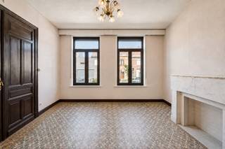 <p>Charmante karakterwoning met 3 slaapkamers en zonnige tuin!<br /><br />Bent u op zoek naar een woning boordevol charme en karakter, met alle troeven om er uw droomwoning van te maken? Deze karaktervolle woning met de uitstraling van een herenhuis beschikt over hoge plafonds, authentieke schouwen, antieke dubbele deuren, een prachtige houten trap en een zonnige tuin op het zuidwesten.<br /><br />INDELING: inkomhal, lichtrijke leefruimte, eetruimte, keuken en badkamer. Op de eerste verdieping bevinden zich 2 ruime slaapkamers, waarvan één met een aanpalende dressing die desgewenst kan worden omgevormd tot een tweede badkamer. De ruime zolderverdieping biedt de mogelijkheid om een volwaardige derde slaapkamer in te richten.<br /><br />Wat maakt dit pand uniek?<br />♦ veel karakter – zonnige zuidwestgerichte tuin – veel renovatiepotentieel! – deels dubbele beglazing – gunstige ligging vlakbij het muziekbos!<br /><br />Voor wie is dit pand ideaal?<br />♦ Voor gezinnen of koppels die op zoek zijn naar een ruime woning met karakter.<br />♦ Voor renovatieliefhebbers die een authentieke woning willen omvormen tot een echte parel.<br /><br />Te koop via Immo Beguin, jouw vastgoedexpert sinds 2009. Met kantoren in Ronse, Waregem, Kortrijk, Deinze, Doornik en Lessines.<br />✉️ emmy@immobeguin.be<br />📞 +32 486 60 66 00</p>