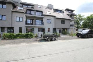 In Residentie de Berenpoort vind je dit mooie en nieuwe appartement op minder dan een minuut van de oprit van de E40, de winkels en het openbaar vervoer. De Sint-Amanduslaan is een rustige straat met voldoende parkeergelegenheid. Voor wie wil wonen in een mooi en eigentijds project op een centrale ligging is dit een uitgelezen kans. En "mooi" is daarbij een goed gekozen woord want dit nieuw en stijlvol woonproject combineert tal van opvallende kwaliteiten die absoluut de moeite waard zijn om te bekijken. De Berenpoort staat garant voor wonen met uitstraling op een centraal gelegen en interessante plek. Zonnig appartement met ruime living, twee slaapkamers en zonneterras. Een staanplaats met private kelderberging is eventueel afzonderlijk te huur.<br /><br /><span>1ste Verdieping (107m2):</span><br />Inkomhal - living (40m2) met open ingerichte keuken met spoelbak, keramische kookplaat, combi-oven, dampkap, vaatwas en kasten - berging (3m2) - zongericht terras (9m2) - nachthal met toilet - badkamer (5m2) met inloopdouche en meubel met lavabo en spiegelkast, handdoek-radiator - 2 slaapkamers (11m2, 12m2)<br /><br /><span>Algemeen:</span><br />- vrij op 15/10/2026<br />- eigen zonnepanelen<br />- provisie gemeenschappelijke kosten: € 55/m<br />- e-peil: E50<br />- volledig geschilderd<br />- op wandelafstand van winkels, openbaar vervoer, station<br />- nabij op/afrit E40<br />- vloerverwarming