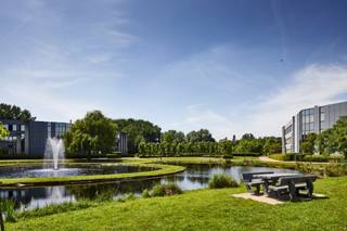 Kantoren en opslagruimte gelegen in een prachtige omkadering met een kunstmatige vijver. Goede gelegen t.o.v. de verschillende uitvalswegen.Kosten en...