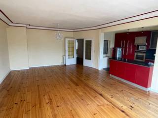 Enkel te bezoeken door onderstaande link in te vullen:<br /><br />https://reds.mijnhuurprofiel.be/property/80a12167-7554-46af-8763-2321d784fb2d<br /><br />De ligging nabij het centrum maakt dat alle voorzieningen van winkels, scholen en openbaar vervoer zich op wandelafstand bevinden.<br />We bevinden ons op de 4de verdieping, toegang zowel via lift als trap. Indeling: volledig geïnstalleerde keuken, ruime leefruimte, badkamer, inkomhal, toilet, terrasje en 3 slaapkamers. <br /><br />Ondergronds is er tevens een private staanplaats (alsook mogelijk als autostaanplaats, afhankelijk van volume wagen), zie laatste foto. Deze plaats zit in de prijs inbegrepen. Bijkomend is er ook nog een ondergrondse bergruimte. .<br /><br />De kosten bedragen 220 euro/maand: inclusief private verwarming, waterverbruik, kosten algemene delen,...<br /><br />- Beschikbaar vanaf 1 april<br />- 3 maanden huurwaarborg<br />- Plaatsbeschrijving op gedeelde kosten