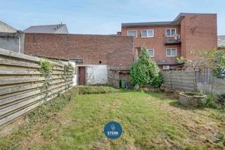 CHARMANT HANDELSHUIS IN HET CENTRUM VAN AS ! <br /><br />We vinden deze woning met een bewoonbare oppervlakte van 148 m² terug op een perceel van 3a 44ca te As.<br />Voor meer informatie, neem zeker een kijkje op onze website via de volgende link:<br />https://www.sterkvastgoedmakelaars.be/detail/te-koop-woning-as/7667703?dosearch=True&flowstatus=ForSale,ForSaleReserved,ForSaleWithBid,ToCompleteForSale,SoldUnderReserve,Sold&pageindex=1&pagesize=12&searchpage=ForSale&sortdirection=DESC&sortfield=pub_flowstatus&transactiontype=Sale