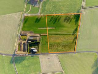 Dit uitgestrekte perceel weiland van ca. 27.566 m² geniet een rustige, landelijke ligging aan de Broekweg in Sint-Kruis, nabij de Damse Vaart. Ideaal als landbouwgrond, weidegrond of voor agrarisch gebruik. Het perceel is gelegen in agrarisch gebied en biedt volop ruimte in een groene, open omgeving.<br /><br />Voor verdere informatie contacteer Wout op 0475 96 59 38 of mail naar Wout@immax.be.