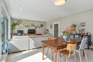 <p><span>HEVERLEE : Appartement moderne et chaleureux de 3 chambres à Heverlee. </span></p><p><span>Situé dans un emplacement très stratégique, à proximité immédiate de nombreuses commodités, cet appartement offre une surface habitable totale de 113 mètres carrés et comprend trois chambres spacieuses, ainsi qu'une grande terrasse donnant sur le parc privatif. La résidence, baptisée « “Parkoase» (” ), bénéficie, comme son nom l’indique, d’un parc privé doté de son propre court de tennis. </span></p><p><span>On accède à cet appartement par un vaste hall d’entrée avec des toilettes pour invités, qui donne sur un salon ouvert et lumineux, attenant à une cuisine bien équipée et à une grande terrasse orientée au sud. Les trois chambres sont également suffisamment spacieuses et offrent de nombreuses possibilités d’aménagement ; la salle de bains est quant à elle bien équipée, avec à la fois une baignoire et une douche, ainsi qu’un WC séparé. Pour compléter l'appartement, deux grands garages sont prévus et sont également inclus dans le prix de vente. </span></p><p><span>Vous recherchez un appartement contemporain, spacieux et moderne à la périphérie de Louvain, offrant une vue magnifique sur un espace vert ? Ne cherchez plus et prenez rendez-vous dès aujourd’hui ! </span></p><p><span> </span></p>