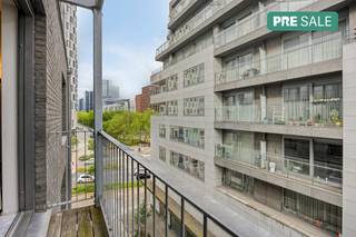Te koop via ons pre-sale concept met éénmalige biedingsprocedure op 25/06: 2-slaapkamerappartement in een recent gebouw, gelegen aan de Emile Jacqmainlaan, vlakbij de Kruidtuinlaan.Het appartement bestaat uit een lichtrijke woonkamer, open keuken, twee ruime slaapkamers, een badkamer en een ruim balkon met Oostoriëntatie.Gelegen op een toplocatie vlak bij de winkelstraat, de Grote Markt en het Brusselse Noordstation.Troeven van dit appartement:- Centrale ligging met uitstekende bereikbaarheid met het openbaar vervoer- Ruim terras met Oostoriëntatie- Interessante investering dankzij sterke vraag bij expats- Individuele elektrische verwarming – EPC E+- Mogelijkheid tot aankoop 2 staanplaatsen/ 20.000 euro per stuk.Het appartement wordt verkocht via pre-sale.Bezoeken vinden plaats op donderdag 25/06 tussen 16u en 19u.Bij interesse kan een vast en onvoorwaardelijk bod worden uitgebracht uiterlijk op vrijdag 26/06 om 12u.