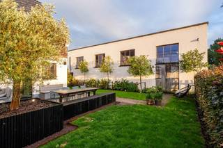 Cette maison individuelle récemment rénovée (EPC 290, inspection électrique conforme) est à vendre le long de la Sijselestraat à Oedelem/Sijsele, comprenant 5 chambres, un bureau, un entrepôt (125m2 + 1°V 45m2) avec un portail d'entrée haut, une allée privée pouvant accueillir plusieurs voitures, un jardin entièrement paysager avec terrasses, une orientation pratique et des vues sur les zones agricoles...<br />Disposition (surface habitable d'environ 228 m²) :<br />* Rez-de-chaussée :<br />- Hall d'entrée/bureau (15 m²) avec placards intégrés ;<br />- un salon spacieux et lumineux (47 m²) avec cuisine entièrement équipée (13 m²) ;<br />- rangement pratique (15 m²) /buanderie ;<br />- toilettes séparées ;<br />- jardin entièrement aménagé avec terrasses, orientation pratique et vue sur les zones agricoles ;<br />- un entrepôt polyvalent (125 m² + 1°V 45 m²) avec un portail d'entrée haut ;<br />- une allée spacieuse pouvant accueillir plusieurs voitures.<br />* Premier étage :<br />- Hall de nuit (10 m²) ;<br />- 3 chambres spacieuses (22 m² avec dressing, 16 m² et 16 m²) ;<br />- salle de bain (13m²) avec douche, baignoire, toilettes et double vasque en meuble.<br />* Deuxième étage :<br />- Hall de nuit (2 m²) ;<br />- 2 chambres (18 m² et 12 m²)<br />* Sous-sol :<br />- Cave pratique (15 m²).<br /><br /><br />Registre des mesures: en cours de demande