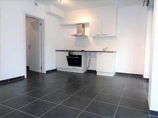 <span>Deze nette kleine studio </span><span>biedt alle comfort op een zeer compacte manier. Met een ligging </span><strong>nabij Gent Zuid</strong><span>, in de nabijheid van fietsroutes die een makkelijke verbinding bieden naar de binnenstad en een makkelijke toegang naar de autosnelweg of de R40 is de perfecte uitvalsbasis voor wie in Gent wil wonen.</span><br /><br /><span>De</span><strong> ruimte </strong>(keramische vloer) is voorzien van een<strong> kleine geïnstalleerde keuken </strong>en<span> biedt via het grote schuifraam toegang tot het leuke </span><strong>terras</strong><span>. De keuken is voorzien van een vitrokeramische kookplaat, een dampkap, een oven, en een inbouwkoelkast. Achter de keuken ligt de berging, waar plaats is voor een wasmachine en droogkast.</span><br /><br /><span>De </span><strong>badkamer</strong><span> is ingericht met een hangmeubel met wastafel en een douche en <strong>toilet.</strong></span><br /><br /><br /><strong>Domicilie verplicht</strong><span>, huisdieren niet toegestaan.</span><br /><strong>Huurprijs : 625 Euro per maand</strong><br /><span>Huurwaarborg : 3 maanden huur</span><br /><strong>Gemeenschappelijke lasten : 65 Euro forfait per maand</strong><br /><span>Er zijn individuele tellers voor water, gas en electriciteit.</span><br /><span>Mobiscore : 9,5/10</span><br /><strong>Beschikbaar vanaf 01/05/2026</strong><br />Bezoeken enkel na afspraak.<strong><br /><br />Een bezoek plannen? Dit kan enkel via onze website www.stellarimmo.be/te-huur. Ga naar het pand en klik op "Een bezoek aanvragen" (onder de foto van de makelaar).<br /><br />Verdere info via martine@stellarimmo.be</strong>