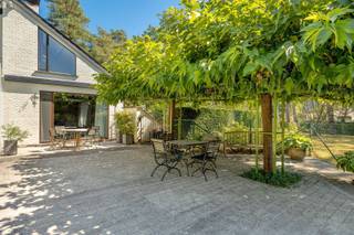 <p><span>Karaktervolle woning met verrassend veel ruimte en prachtige groene tuin!</span></p><p><span> </span></p><p><span>Via de ruime inkomhal kom je binnen in deze karaktervolle woning. De inkomhal biedt toegang tot de verschillende gelijkvloerse ruimtes en beschikt over een leuke bureauhoek. Van hieruit stap je binnen in de gezellige woonkamer met zicht op de tuin. Deze ruime leefruimte biedt plaats aan een zithoek met houtkachel, eetkamer én een extra bureau- of speelhoek. </span></p><p><span> </span></p><p><span>Aansluitend vormt de lichtrijke veranda een bijzonder aangename extra leefruimte. De keuken sluit aan op de leefruimte en geeft toegang tot de praktische wasplaats, verschillende bergingen en de ruime inpandige garage met plaats voor twee wagens. Ook de badkamer en een ruime kamer, perfect als slaapkamer of bureel, bevinden zich op het gelijkvloers.</span></p><p><span> </span></p><p><span>Op de verdieping bevinden zich twee uitzonderlijk ruime slaapkamers, waarvan één voorzien is van een aparte douchekamer. Dankzij hun royale afmetingen kunnen beide kamers, indien gewenst, verder worden opgedeeld. Daarnaast zijn er op deze verdieping een apart toilet en verschillende zolderruimtes met heel wat extra mogelijkheden. </span></p><p><span> </span></p><p><span>Buiten geniet je van een bijzonder ruime en groene tuin met volwassen beplanting, verschillende terrassen en veel privacy.</span></p><p><span> </span></p><p><span>Een karaktervolle woning met een zee aan ruimte, tal van mogelijkheden en een prachtige groene tuin waar privacy centraal staat.</span></p><p><span> </span></p><p><span>De renovatieverplichting is van toepassing. Mits aanpassing van de verwarming naar warmtepomp kan je het EPC label al zeer gunstig verbeteren! </span></p><p><span>En gezien de woning voorzien is van kruipruimte kan dit zonder grote breekwerken.</span></p><p><span> </span></p><p><span>Interesse? Contacteer ons via 0479/01.01.01!</span></p>