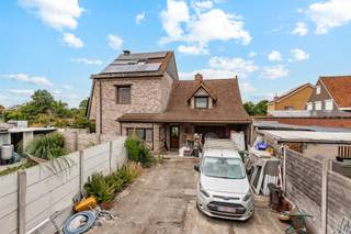 <p>Deze ruime woning is gunstig gelegen in het centrum en afgewerkt met oog voor detail en duurzame materialen zoals natuursteen, parketvloeren en Meranti ramen.</p><p>Via de inkomhal kom je in de gezellige leefruimte met haard en een open, volledig uitgeruste keuken. Grote raampartijen zorgen voor veel licht en een open zicht op de verzorgde tuin – perfect voor wie houdt van harmonie tussen binnen en buiten.</p><p>Met vier volwaardige slaapkamers is dit een ideale gezinswoning, of geschikt voor wie extra ruimte zoekt voor bureau, hobby of logeerkamer. De badkamer beschikt over een ligbad én inloopdouche. Verder zijn er een gastentoilet en een praktische berging.</p><p>De woning biedt met 262 m² bewoonbare oppervlakte, garage, carport, oprit en kelder tal van mogelijkheden – ook voor wie wonen en werken wil combineren.</p><p>Troeven:</p><ul><li><p>EPC: 130 kWh/m²</p></li><li><p>29 zonnepanelen met groenestroomcertificaten</p></li><li><p>Zonneboiler</p></li><li><p>Airco en centraal stofzuigsysteem</p></li><li><p>Waterrecuperatie</p></li><li><p>Kelder met veel opbergruimte</p></li><li><p>Kwalitatieve materialen – instapklaar</p></li><li><p>Centrale ligging nabij winkels, scholen en OV</p><p> </p></li></ul><p>Laat deze kans niet voorbijgaan en maak van deze woning uw thuis!<br />Voor meer informatie of een bezoek, contacteer je Gilles van Immo Zone op 0491/ 20. 35. 95</p>