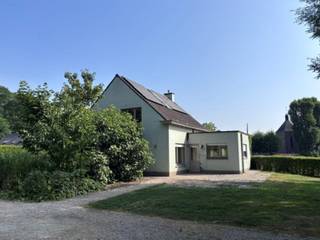 Charmante vrijstaande woning met achterliggend weiland, op een verrassend vlot bereikbare ligging nabij het centrum van Meulebeke<br /><br />Op zoek naar een woning waar u kan genieten van een landelijk gevoel, zonder in te boeten aan bereikbaarheid? Deze gezellige vrijstaande woning combineert het beste van twee werelden: ruimte en groen, en toch op korte afstand van het centrum van Meulebeke.<br /><br />De woning wordt omgeven door een aangename tuin en beschikt bovendien over een achterliggend weiland, wat het landelijke karakter extra in de verf zet en tal van mogelijkheden biedt voor wie houdt van buitenruimte en natuur.<br /><br />HUIDIGE INDELING:<br /><br />GELIJKVLOERS:<br />Inkomhall met gastentoilet en vestiaire. Gezellige leefruimte met zithoek en eetplaats die uitkijkt op de tuin. Functionele keuken met ontbijthoek, voorzien van kasten, dampkap, dubbele spoelbak, keramische kookplaat, oven en koelkast. Aansluitend bevinden zich een wasplaats en praktische berging.<br /><br />VERDIEPING:<br />Nachthall, drie volwaardige slaapkamers en een ingerichte badkamer met toilet, douche in ligbad en dubbele lavabo.<br /><br />ZOLDERVERDIEPING:<br />Ingerichte zolderkamer die perfect kan dienen als extra slaapkamer, hobbyruimte of bureau.<br /><br />BUITENRUIMTE:<br />Parkeren kan vlot naast de woning. De ruime tuin vormt samen met het achterliggende weiland een bijzonder aangenaam geheel. Daarnaast is er een grote tuinberging met carport aanwezig.<br /><br />De woning beschikt over een comfortabel EPC-label C en is uitgerust met zonnepanelen, wat bijdraagt aan een energiezuinig en hedendaags wooncomfort.<br /><br />NIEUWSGIERIG? We hebben een bezoekmoment vrijdag 17 april tussen 16 en 18 uur; bezoeken kan na voorafgaandelijke inschrijving.