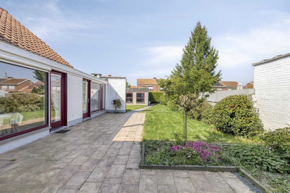 Zeer ruim huis met dubbele garage en leuke tuin in Izegem - foto 3
