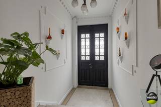 Authentiek en stijlvol gerenoveerde herenwoning in hartje Tongeren – Kruissteenweg 16.Deze prachtige herenwoning geniet van een uiterst centrale...