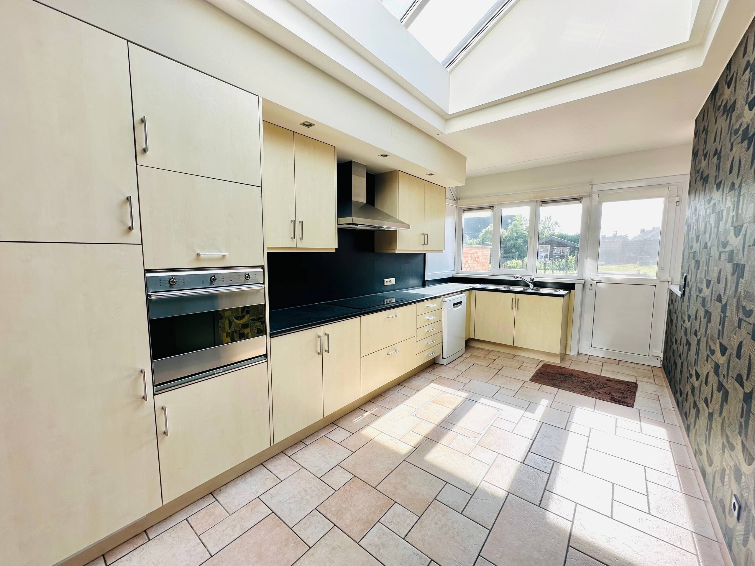 Halfopen woning met garage en zuidgerichte tuin in Roeselare - foto 3