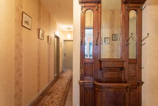Ruim, twee slaapkamer appartement! Voorzien van ruime leefruimte, een leuk terras en een garagebox.