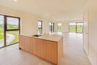 Welkom in dit stijlvolle en energiezuinige appartement, gelegen in een nieuwe residentie.Via de inkomhal met gastentoilet betreden we dit moderne...