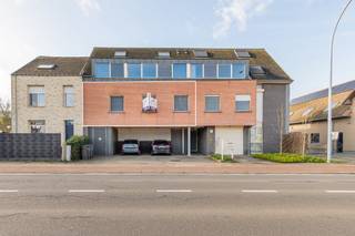 <p>Geniet van comfortabel wonen in dit centraal gelegen appartement met maar liefst drie slaapkamers. <br /><br />Dankzij de grote ramen baadt de ruime leefruimte met open keuken in natuurlijk licht, wat een warme en uitnodigende sfeer creëert. Via de woonkamer stapt u rechtstreeks het aansluitende en uitzonderlijk groot en zuidgericht terras op, ideaal om tot rust te komen of gezellig buiten te eten.<br /><br />De indeling is functioneel en gezinsvriendelijk: drie volwaardige slaapkamers bieden voldoende ruimte voor ieder gezinslid. De comfortabele badkamers is voorzien van een inloopdouche en lavabo met badkamermeubel. Voor de liefhebbers van een ligbad is de aansluiting alvast voorzien. <br /><br />Blaasveld staat bekend om zijn aangename, groene woonomgeving met een uitstekende bereikbaarheid. Scholen, winkels en andere voorzieningen bevinden zich op wandelafstand, wat het dagelijkse leven bijzonder praktisch maakt. Daarbovenop is er een uitstekende verbinding met Brussel en Antwerpen dankzij de nabijheid van de A12 en E19. De N16 zorgt op zijn beurt weer voor de uitstekende connectie met Mechelen en Sint-Niklaas. <br /><br />Praktisch wonen wordt hier helemaal afgewerkt met een autostaanplaats (P.2) vlak voor de deur, een gemeenschappelijke fietsenberging en een lift in het gebouw, een grote troef voor gezinnen, senioren en iedereen die gemak op prijs stelt.<br /><br />Het appartement is uiterlijk 1/10/2026 beschikbaar.<br /><br />Meer info en documenten op www.malines-group.be</p>