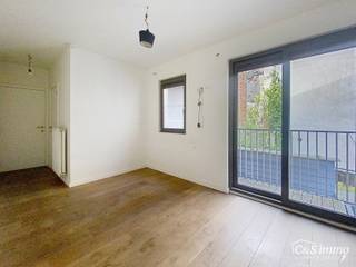 Trendy kamerstudio op eerste verdieping nabij "Antwerpen Dam". Ruime kamer (ca. 25m²) op parket met aansluitend toegang tot het terras...