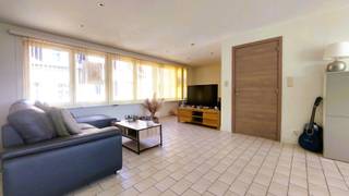 Deze bel-étagewoning geniet van een uiterst centrale ligging in Bredene-Dorp,<br />op korte afstand van openbaar vervoer, winkels en scholen.<br />Slecht op 2km van het strand. <br /><br />De woning onderscheidt zich door de royale ruimtes en een uitzonderlijke lichtinval.<br />De zuidgerichte tuin met terras vormt een heerlijke buitenplek waar u de hele dag van de zon kunt genieten.<br />Daarnaast is er op de eerste verdieping een ruim zonneterras met zonneluifel en een trap naar de tuin.<br /><br /><strong>Het perceel heeft een oppervlakte van 146 m² en de bewoonbare oppervlakte bedraagt 184 m².</strong><br /><br />Indeling gelijkvloers:  Ruime inkomhal, apart gastentoilet, dubbele garage<br />Badkamer met douchecabine, lavabomeubel en aansluitingen voor wasmachine<br /><br />Eerste verdieping: Grote, lichtrijke woonkamer met zonneterras en ingerichte keuken.<br /><br />Tweede verdieping:  drie volwaardige slaapkamers. Badkamer met hoekbad, lavabomeubel en toilet.<br /><br />Daarnaast beschikt de woning over een volledig geïsoleerde zolder. <br /><br />Extra troeven<br />Zuidgerichte tuin, ideaal voor het plaatsen van zonnepanelen op het dak<br />Gunstig EPC: 283 kWh/m² (label C) - Elektriciteit volledig conform en asbestveilig<br /><br />Vraagprijs: € 319.000<br /><br />Deze woning is de ideale gezinswoning op een rustige, doch zeer centrale locatie in Bredene-Dorp.<br />Mis deze kans niet en plan snel uw bezoek!<br /><br /><br /> 