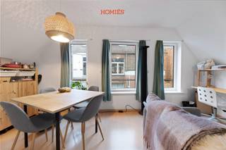 (VERPLICHTE DOMICILIE - geen studenten) Met veel plezier stellen we u deze prachtige studio voor, gelegen op een absolute toplocatie in hartje Leuven. In de gezellige Mechelsestraat, het autovrije winkel- en wandel gedeelte, biedt deze studio een ideale plek om te wonen. Op slechts 2 minuten wandelafstand van de bruisende Vismarkt en 3 minuten van de Grote en Oude Markt, omringd door tal van winkels en eetgelegenheden. De studio bevindt zich aan de straatzijde van een kleinschalig gebouw. Bij binnenkomst ervaar je meteen de warme sfeer van de ruimte, versterkt door de grote raampartijen die zorgen voor veel natuurlijk licht en een ruimtelijk gevoel. De keuken is volledig geïnstalleerd en voorzien van een kookplaat, dampkap, oven, microgolfoven, koelkast en diepvries. De moderne badkamer beschikt over een bad-douchecombinatie, wastafel en toilet. De huurprijs bedraagt €795 per maand, met een bijkomend kostenforfait van €85 voor water, het onderhoud van de gemeenschappelijke delen en wekelijkse schoonmaak. Elektriciteit en internet zijn op eigen naam. De studio is beschikbaar vanaf 16 september. Interesse? Neem gerust contact op via info@homies.be of bel naar 016 15 37 11.