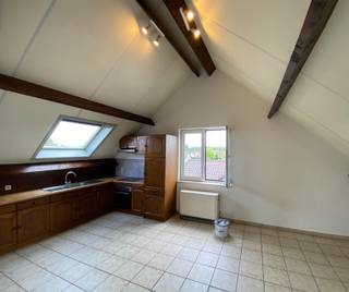 <p><strong>Gezellig appartement met topligging in Maaseik</strong></p>
<p>Op zoek naar een comfortabele woonst op een rustige locatie en dicht bij alle voorzieningen? Dan is dit appartement zeker een bezoek waard. Gelegen in een rustige straat nabij het centrum van Maaseik, geniet u hier van een aangename woonomgeving met tal van mooie wandel- en fietsroutes in de directe omgeving.</p>
<p>Het appartement omvat een inkomhal, een ruime en gezellige leefruimte, een keuken met aansluitende berging, een slaapkamer en een badkamer met toilet en bad/douche.</p>
<p><strong>Troeven:</strong><br />- Rustige ligging<br />- Nabij centrum en winkels<br />- Mooie wandel- en fietsmogelijkheden in de buurt<br />- Praktische indeling<br /><br />Wij <strong>ontzorgen</strong> je ook voor de <strong>verkoop</strong> van je <strong>huidige woning</strong>! Voor meer uitleg helpen we je graag verder.<br /><br />Voor een <strong>bezoek ter plaatse</strong>, klik op onze website www.jansenrealestate.be bij het pand op de knop 'bezoek aanvragen' en je wordt zo snel als mogelijk gecontacteerd.</p>
