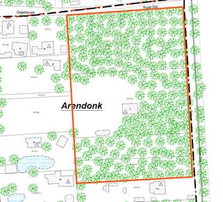 Uitzonderlijke groot perceel recreatiegrond van ca. 1, 26ha. met vakantieverblijf uit 1971, paardenstal en weide. Gunstig gelegen in de recreatiezone Rode Del op de grens met Nederland. Het <strong>recreatiegebied Rode Del in Arendonk</strong> is een uniek gebied in de Antwerpse Kempen waar <strong>natuur, industrieel erfgoed en recreatie</strong> samenkomen. Gelegen ten oosten van de dorpskern, vlak achter de bedrijfsterreinen van Ravago Plastics en nabij Brug 4 aan het Kanaal Dessel-Turnhout-Schoten, kent het een bijzondere geschiedenis en bestemming. Vandaag de dag is het een gevarieerd landschap waar voormalige visvijvers in ere worden hersteld, dennenbossen plaatsmaken voor heide en loofbos, en natte hooilanden en berkenbroekbossen de ruimte krijgen. De midden op het perceel gelegen te renoveren vakantiewoning is in metselwerk en beton uitgevoerd en bestaat uit een woonverdieping met leefruimte, keuken en terras, één slaapkamer en een badkamer met douche in ligbad, toilet en lavabomeubel. De onder-verdieping is grotendeels onderkelderd en bestaat uit garage en kelders. Rondom deze eigendom is water en elektriciteit voorzien. Momenteel wordt de woning verhuurd.<br />Dit perceel is gelegen in het RUP Cluster Weekendverblijven C1. Voor de bestemmingsmogelijkheden inzake ruimtelijke ordening verwijzen wij naar onderstaande link van de gemeentelijke website: <br />https://arendonk.be/wonen-omgeving/ruimtelijke-planning/ruimtelijke-uitvoeringsplannen-rup/rup-cluster-weekendverblijven-c1<br /><em>Oppervlakten zijn indicatief en conform het EPC-attest.</em>