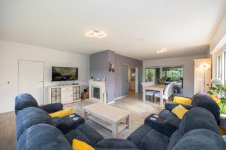 <strong>Ruime open bebouwing met 4 slaapkamers, 2 badkamers, inpandige garage, veranda en een uitzonderlijk ruime tuin met achterliggend groen. EPC: label C (260 kWh/m²). De woning is bovendien uitgerust met zonnepanelen en thuisbatterij. Elektriciteit conform en asbestvrij.<br /><br />Ligging: </strong>een rustig en groen gelegen woning. De woning combineert een aangename woonomgeving met een vlotte bereikbaarheid van het centrum van Geel en de omliggende voorzieningen.<br /><strong><br />Indeling: 0: </strong>inkomhal, woonkamer, keuken, veranda, badkamer, apart toilet, inpandige garage, polyvalente ruimte en tuin. <strong>+1</strong>: nachthal, 4 slaapkamers en badkamer en zolderverdieping. <strong>-1</strong>: Kelderberging. Buiten: terras en tuin. <strong><strong><br /><br />Omschrijving: </strong></strong>deze ruime vrijstaande woning is gelegen op een bijzonder royaal perceel en biedt heel wat woonruimte in combinatie met een groene en rustige omgeving. <br /><br />Via de inkomhal komt u binnen in de lichtrijke leefruimte, die voldoende plaats biedt voor zowel een gezellige zithoek als een ruime eetplaats. De grote raampartijen zorgen voor veel natuurlijke lichtinval. Aansluitend bevindt zich de volledig uitgeruste keuken met voldoende werk- en kastruimte en een praktische ontbijthoek. Vanuit de keuken en leefruimte is er toegang tot de veranda, vanwaar u uitkijkt op de tuin. <br /><br />Op het gelijkvloers bevinden zich daarnaast een eerste badkamer met douche en aansluiting voor wasmachine en droogkast. Verder is er ook een apart toilet, een inpandige garage en een polyvalente ruimte die naar wens kan worden ingericht als bureau, hobbyruimte of kan dienen als een extra berging.
<p>Op de eerste verdieping bevinden zich vier volwaardige slaapkamers en een ruime badkamer. Deze is uitgerust met een ligbad, inloopdouche, dubbele wastafel en toilet. <span></span></p>
<p>Een bijkomende troef is de zolderverdieping, die heel wat extra opslagmogelijkheden biedt. Daarnaast beschikt de woning eveneens over een kelder. <span></span></p>
<p>Buiten valt vooral het uitzonderlijk ruime perceel op. De woning beschikt over een veranda en een diepe tuin die achteraan overgaat in een groene omgeving. Hierdoor geniet u van veel ruimte, privacy en een aangenaam uitzicht op het groen.<br /><br /><strong>Bijzondere informatieplicht</strong>: omgevingsvergunning stedenbouwkundige handelingen uitgereikt, woongebied met landelijk karakter, geen rechterlijke herstelmaatregel of bestuurlijke maatregel opgelegd, voorkooprecht ruimtelijke ordening: RVV De Vlaamse Waterweg, geen omgevingsvergunning voor verkavelen van gronden, geen watergevoelig openruimtegebied.</p>
