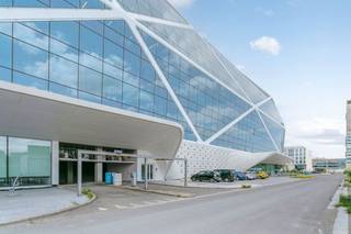 Uniquely located new office space of 2,714 m² for rent near Gent-Sint-Pieters station, close to tram, bus & train as well as near the R40 and R4. The high-end offices are equipped with all contemporary comforts. The space is located on the 4th floor of the Diamond Building, a prestigious office building with a reception area, cafeteria, meeting rooms, lifts and a patio. Establish your business at this unique location with TOP accessibility. Contact PANORAMA for additional information or a no-obligation site visit 09 225 09 09.