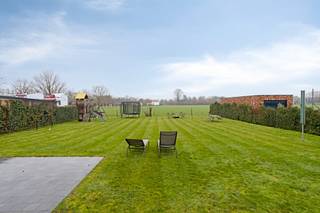 Te Sijsele (Damme) bevindt zich deze ruime villa (EPC 245, conforme elektrische keuring) te koop, dat op een omvangrijk perceel van 1.100m²...