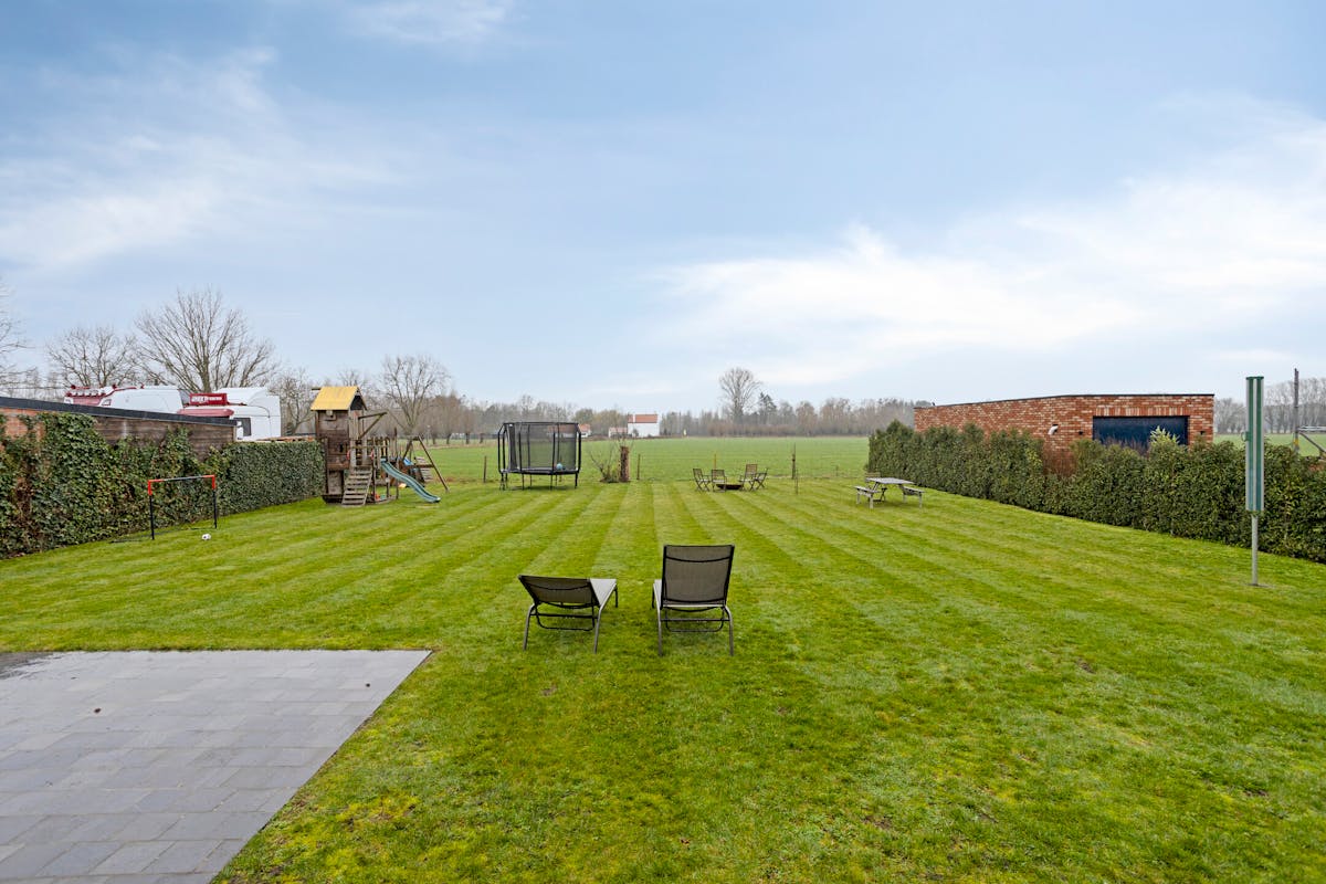 Ruim huis met 5 slaapkamers en 1.100m² grond te Sijsele - foto 3