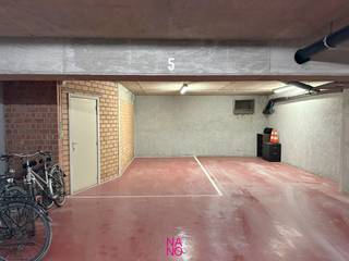 Parking facilement accessible avec un débarras au niveau -1, situé dans une résidence de villa au Zoute, à proximité de la plage, de tous les magasins et du mini-golf.<br /><br />Pour toute information ou visite, contactez immo NANO au 050/60 60 78 ou à info@immonano.be.